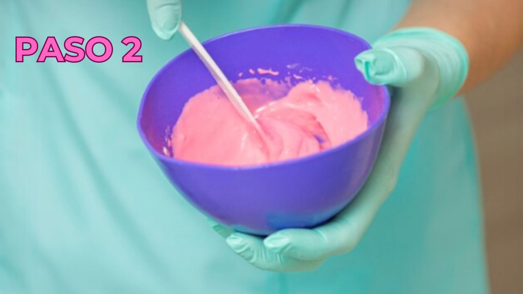 Mezclando ingredientes para hacer slime
