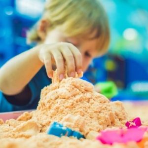 niño jugando con arena magica casera